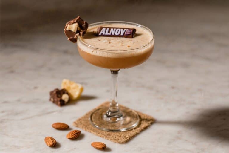 Almond Joy Cocktail – A Creamy, Coconut-Chocolate Treat