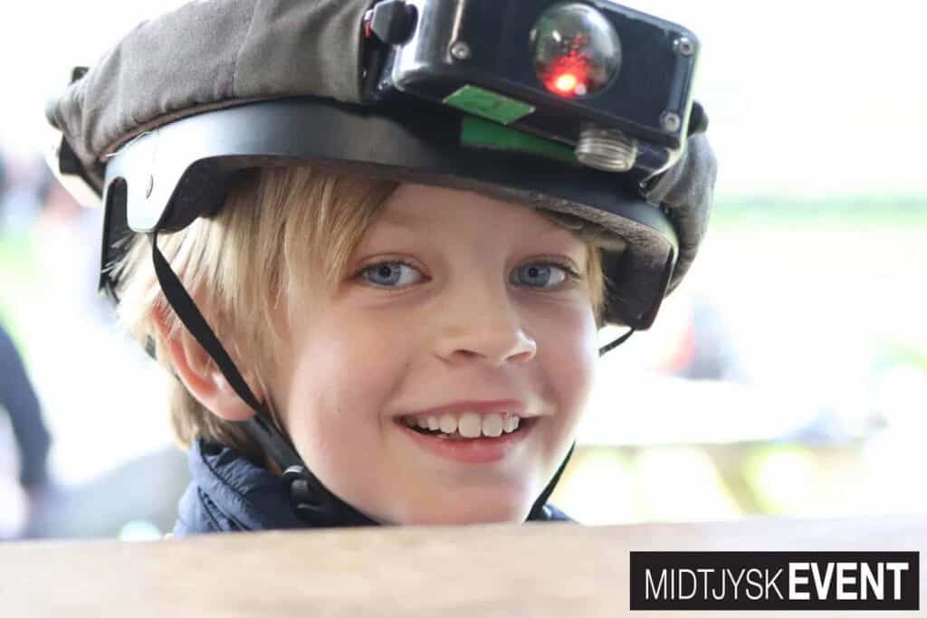 Ung dreng med smil på læben