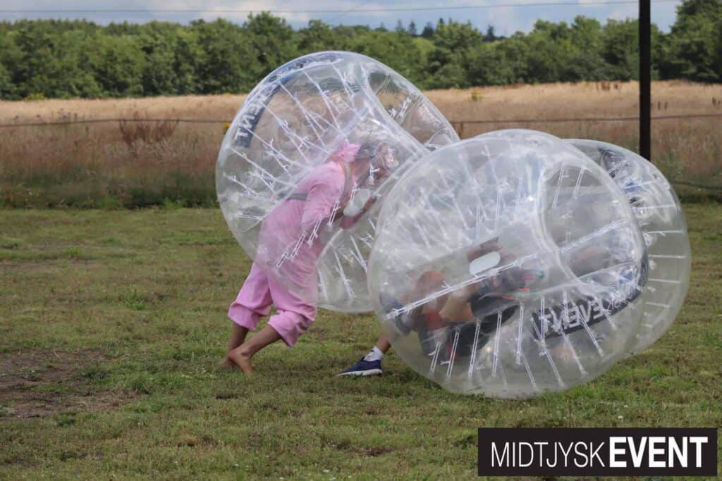 mand vælter 2 andre