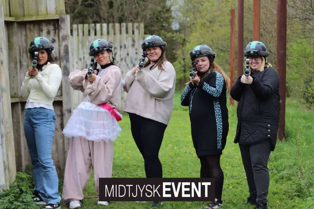 5 kvinder klar til at spille lasergame