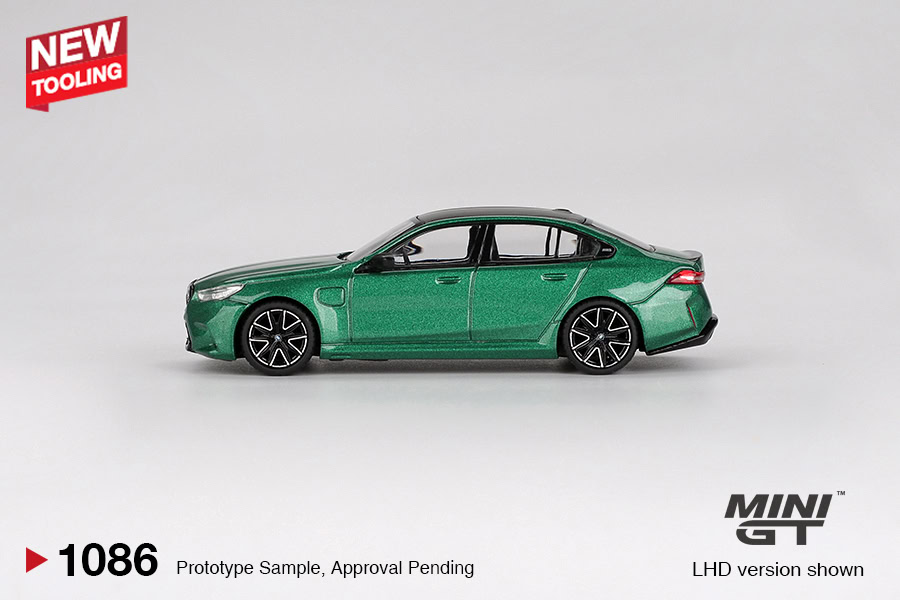 1:64 BMW M5 Isle of Man Green Metallic LHD - obrazek 4