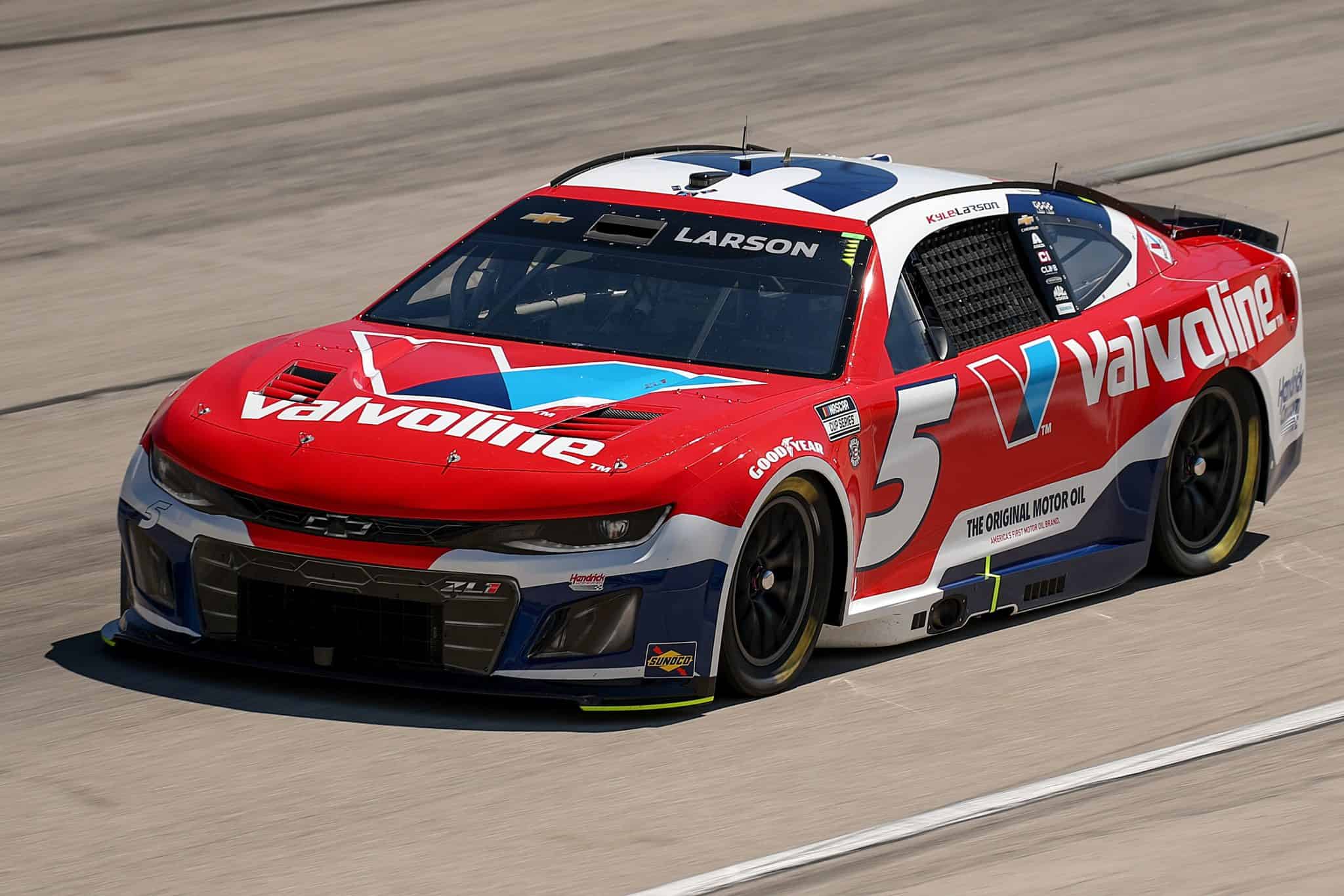 1:64 Kyle Larson #5 Valvoline 2025 Chevrolet ZL1 - obrazek 2