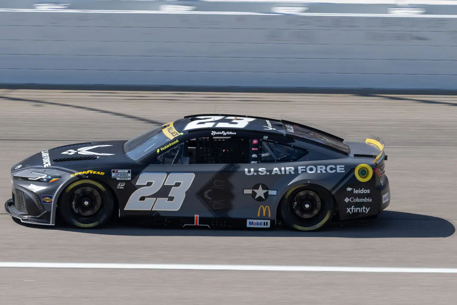 1:64 Bubba Wallace #23 Air Force 2025 Camry - obrazek 2