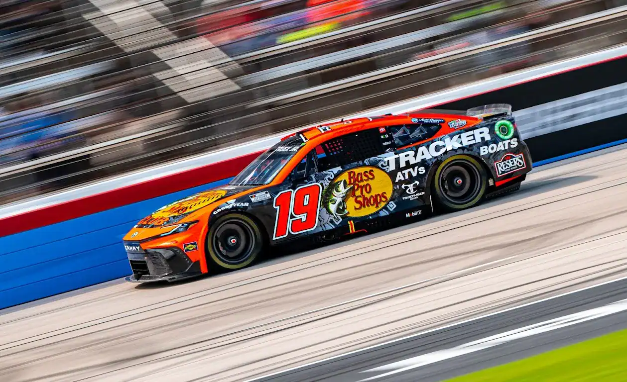1:64 Chase Briscoe #19 Bass Pro Shops Salutes 2025 Camry - obrazek 2
