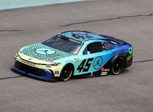 1:64 Tyler Reddick #45 Jordan Brand Jumpman Miami 2025 Camry - obrazek 2