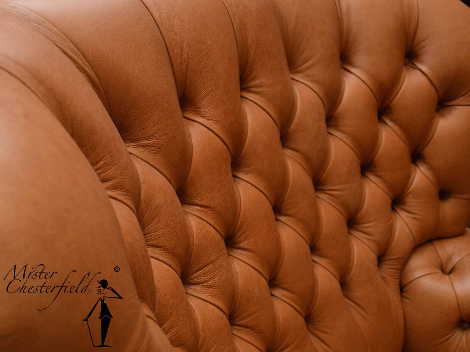 original-chesterfield-highback-sherwood-wingchair-bruciato-sadle-camel-leder-detail-rug-2