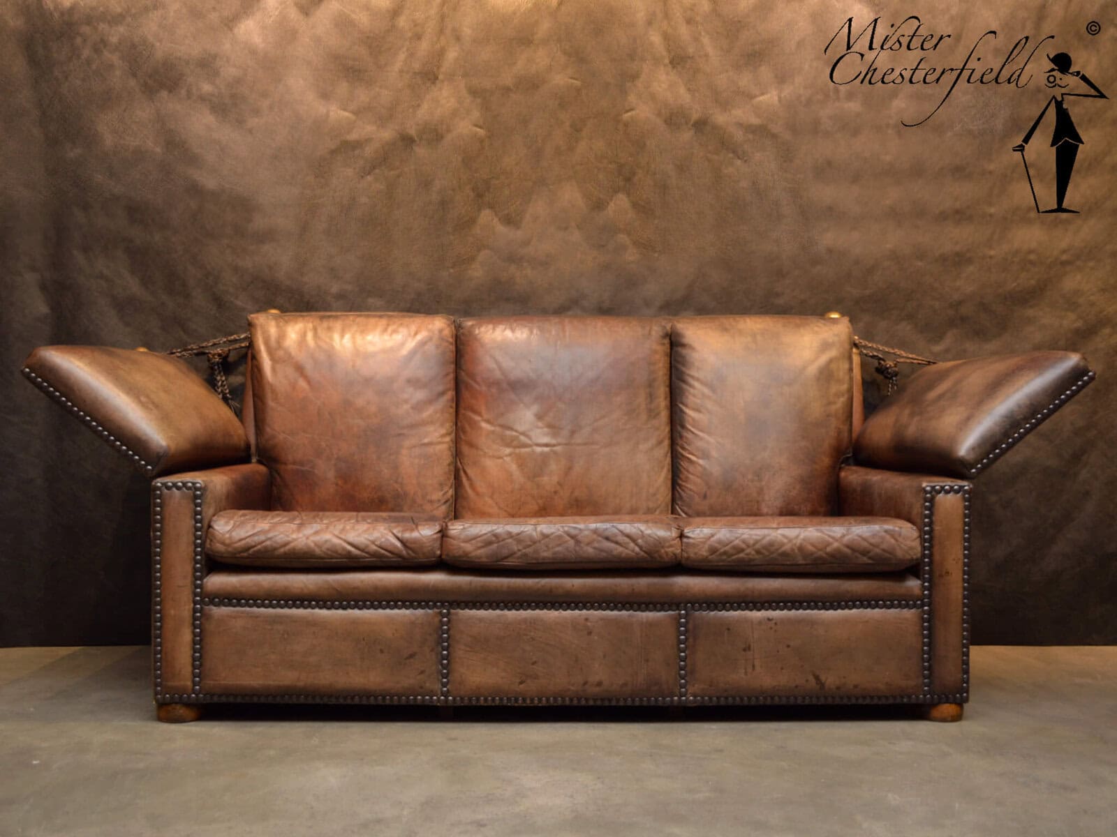 mister-chesterfield-19th-century-castle-sofa-2