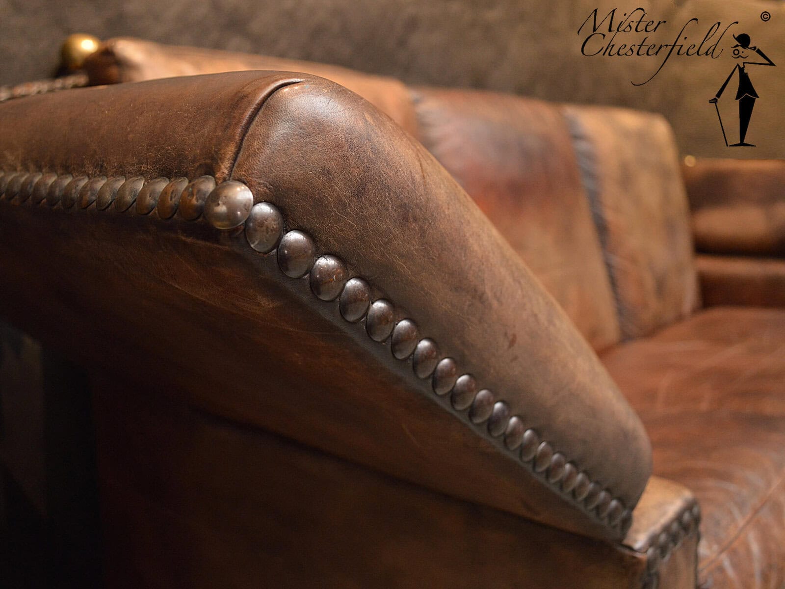 mister-chesterfield-19th-century-castle-sofa-corner