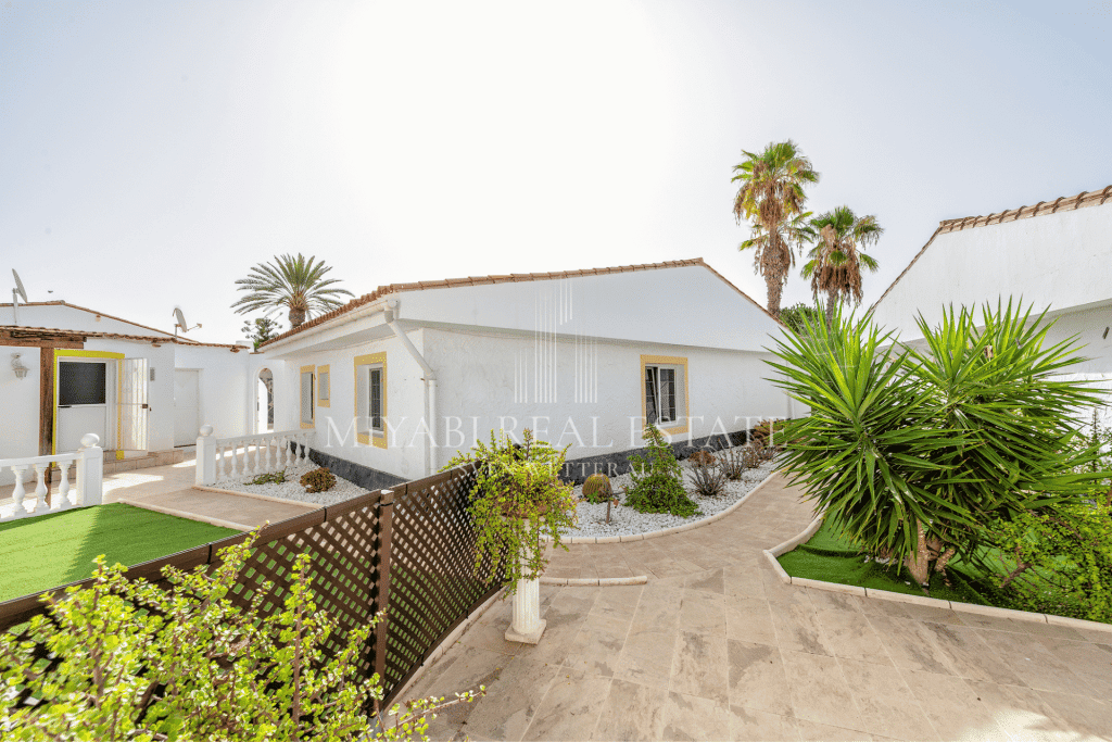 Residential complex with garden and swimming pool in Playa del Inglés