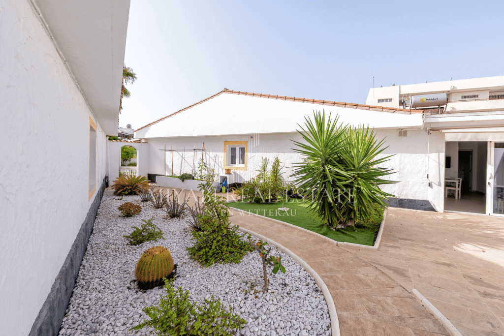Residential complex with garden and swimming pool in Playa del Inglés