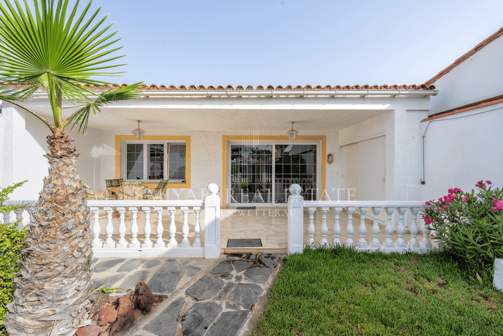 Residential complex with garden and swimming pool in Playa del Inglés