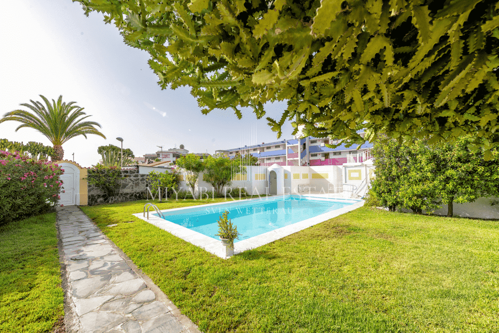 Residential complex with garden and swimming pool in Playa del Inglés