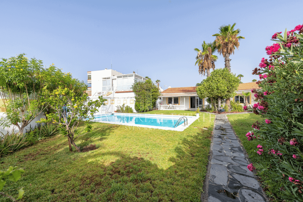 Residential complex with garden and swimming pool in Playa del Inglés