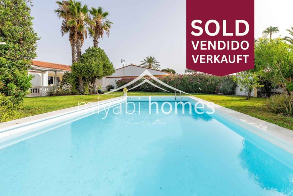 Residential complex with garden and swimming pool in Playa del Inglés