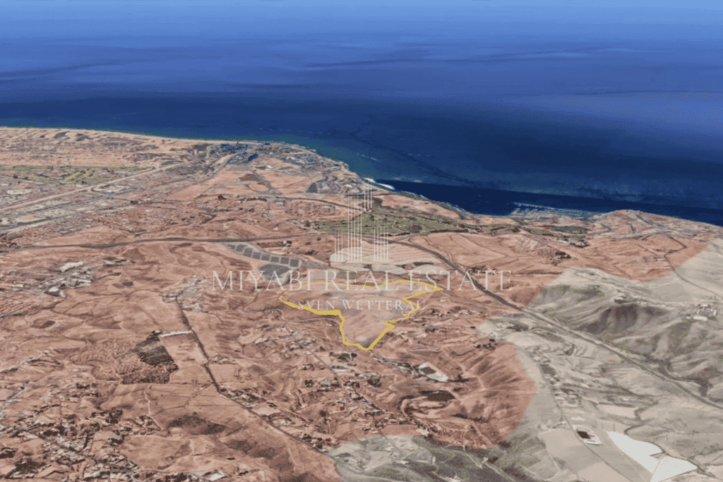 Parcela de 268.553 m² en una colina con vistas al campo de golf Meloneras, ideal para una futura construcción de lujo.