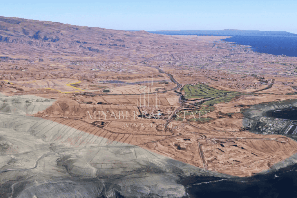 Parcela de 268.553 m² en una colina con vistas al campo de golf Meloneras, ideal para una futura construcción de lujo.