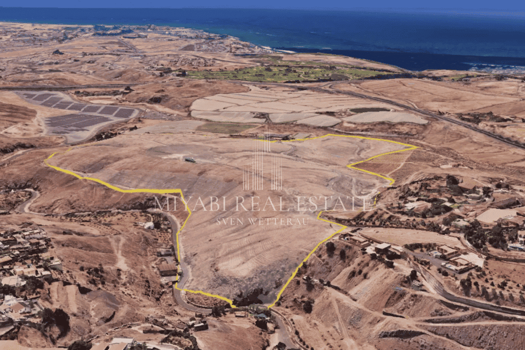 Parcela de 268.553 m² en una colina con vistas al campo de golf Meloneras, ideal para una futura construcción de lujo.