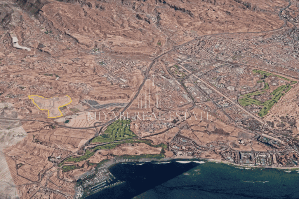 Parcela de 268.553 m² en una colina con vistas al campo de golf Meloneras, ideal para una futura construcción de lujo.