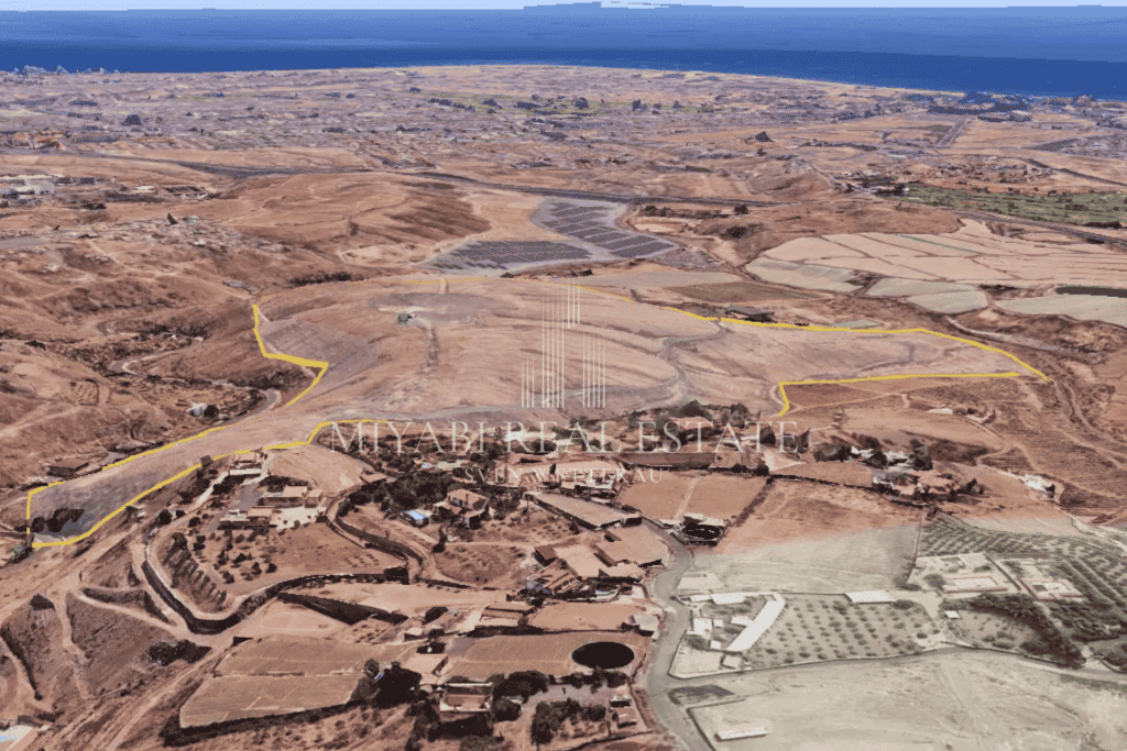 Parcela de 268.553 m² en una colina con vistas al campo de golf Meloneras, ideal para una futura construcción de lujo.