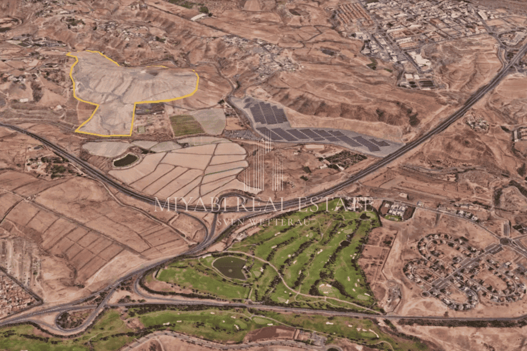 Parcela de 268.553 m² en una colina con vistas al campo de golf Meloneras, ideal para una futura construcción de lujo.