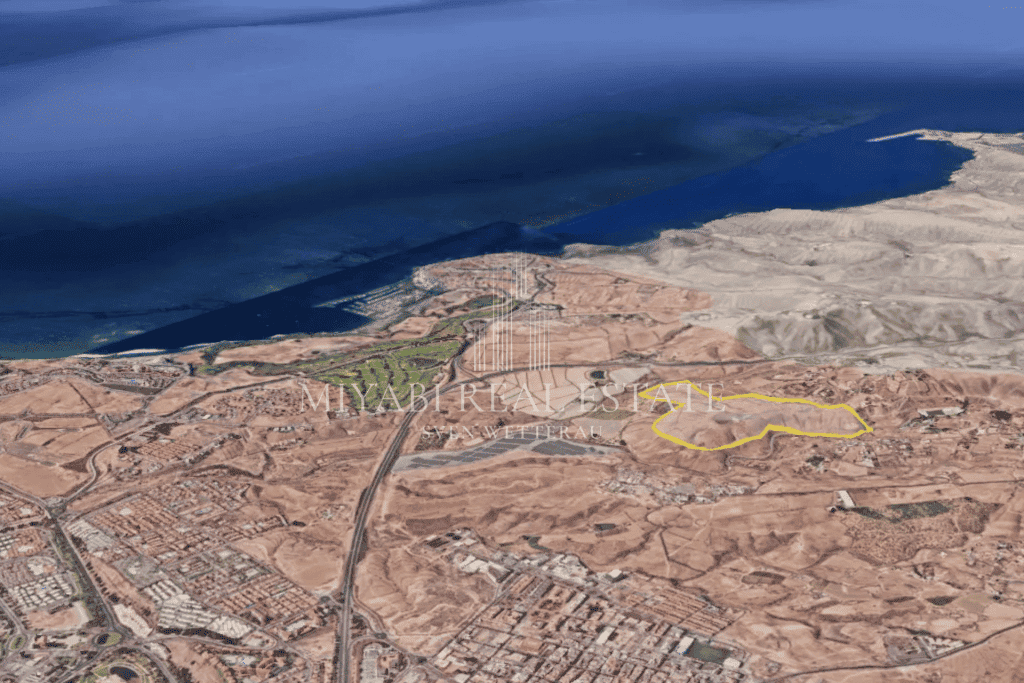 Parcela de 268.553 m² en una colina con vistas al campo de golf Meloneras, ideal para una futura construcción de lujo.