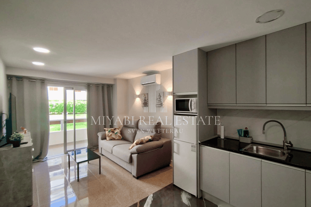 Renovierte Erdgeschosswohnung mit Terrasse, Pool und VV-Lizenz