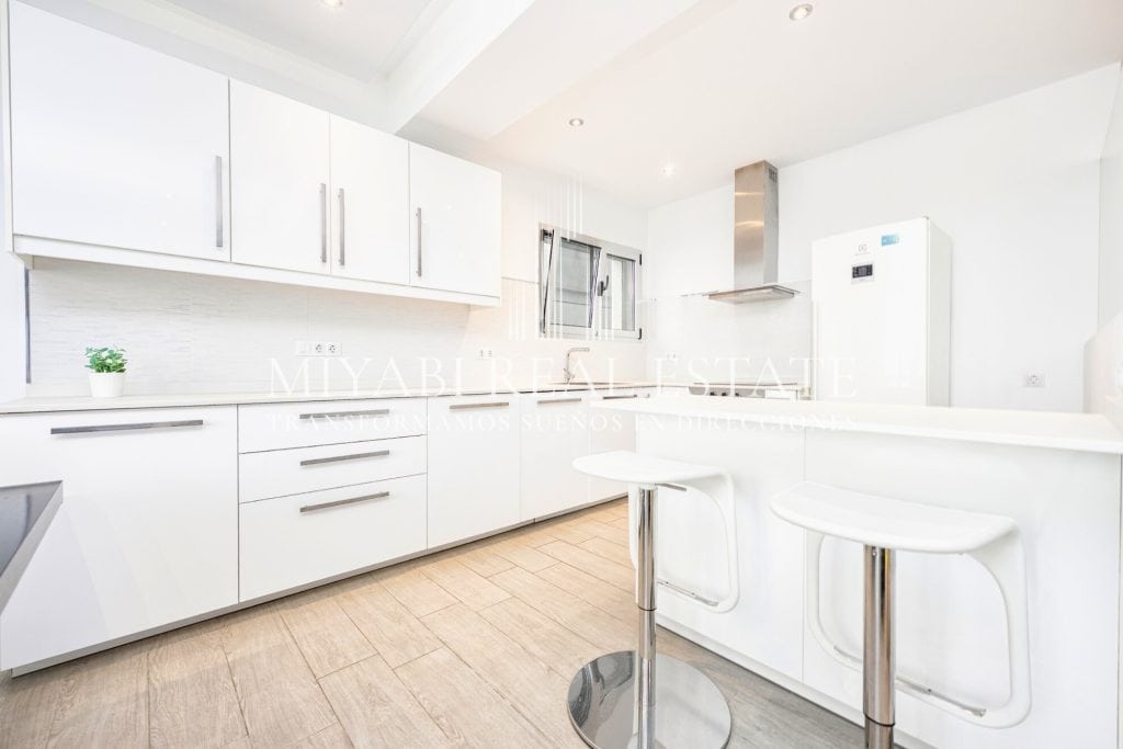 Fully Renovated 145 m² Apartment with Sea & City Views in Las Palmas de Gran Canaria