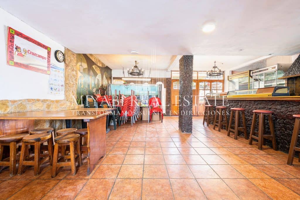 Restaurante con historia en Playa del Inglés – amplia terraza junto a piscina