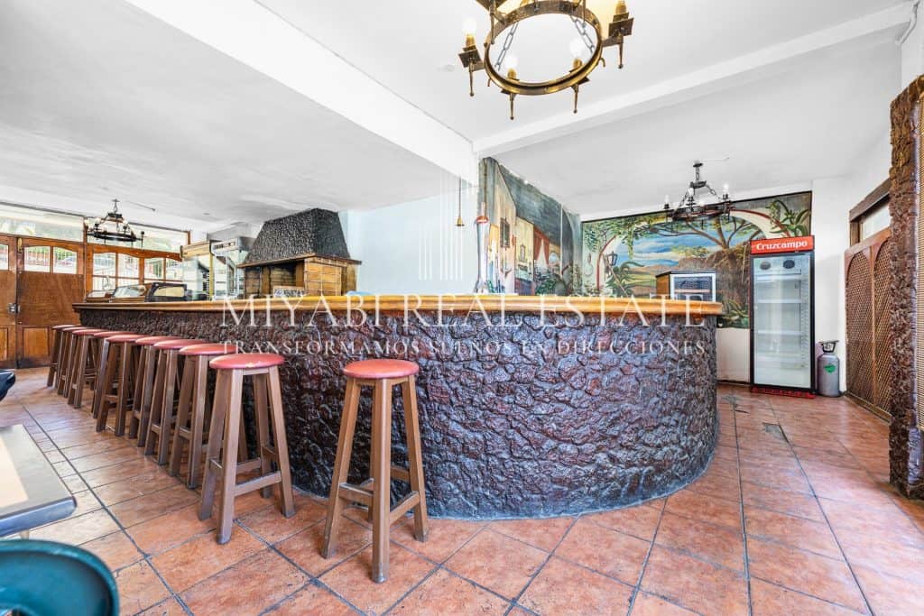 Restaurante con historia en Playa del Inglés – amplia terraza junto a piscina
