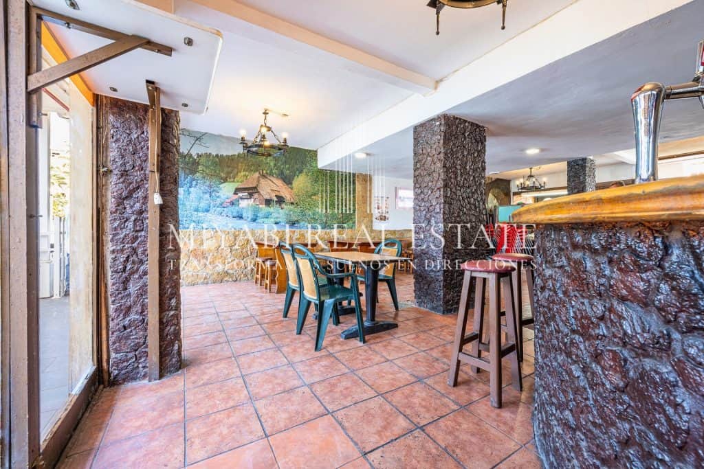 Restaurante con historia en Playa del Inglés – amplia terraza junto a piscina
