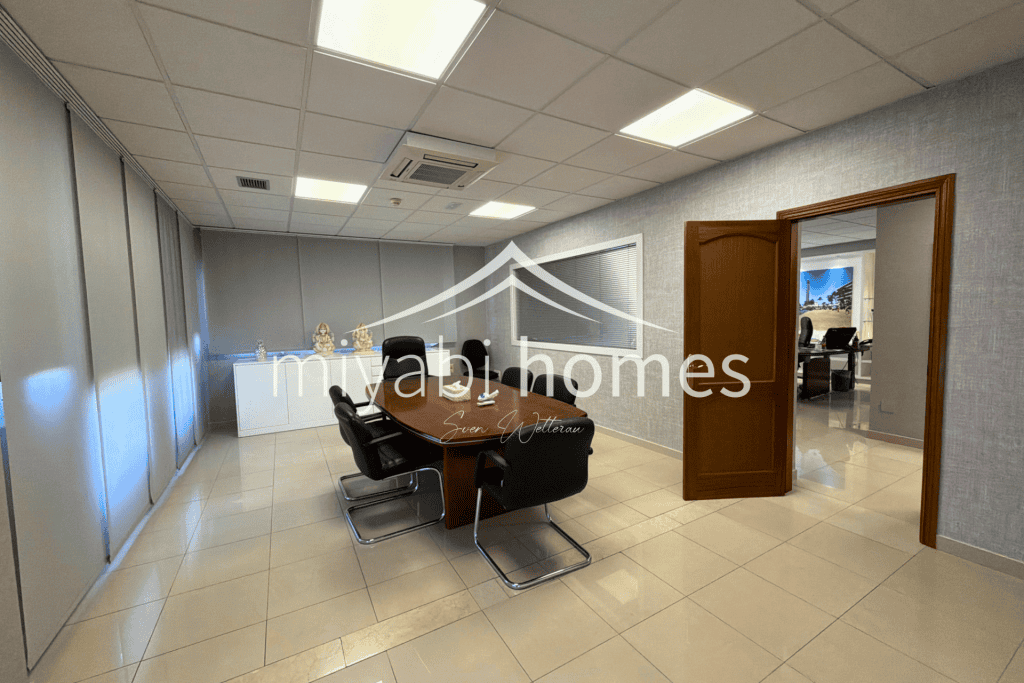 Moderne Bürofläche mit 450 m², flexible Raumgestaltung und professionellem Ambiente.