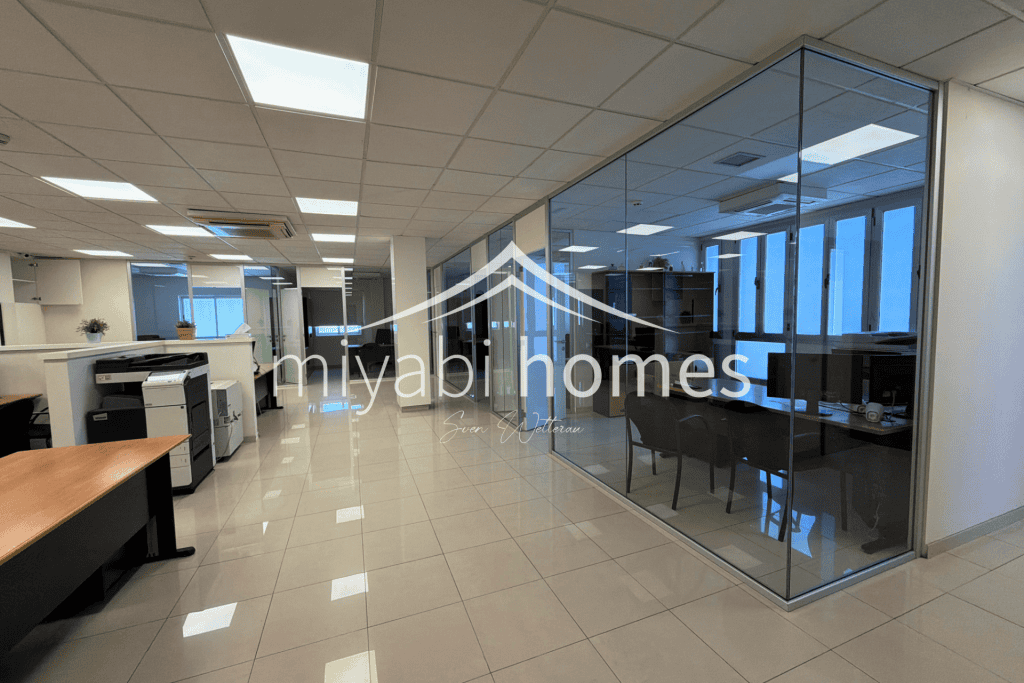 Moderne Bürofläche mit Glaswänden und Arbeitsplätzen, Miyabi Homes Gran Canaria.