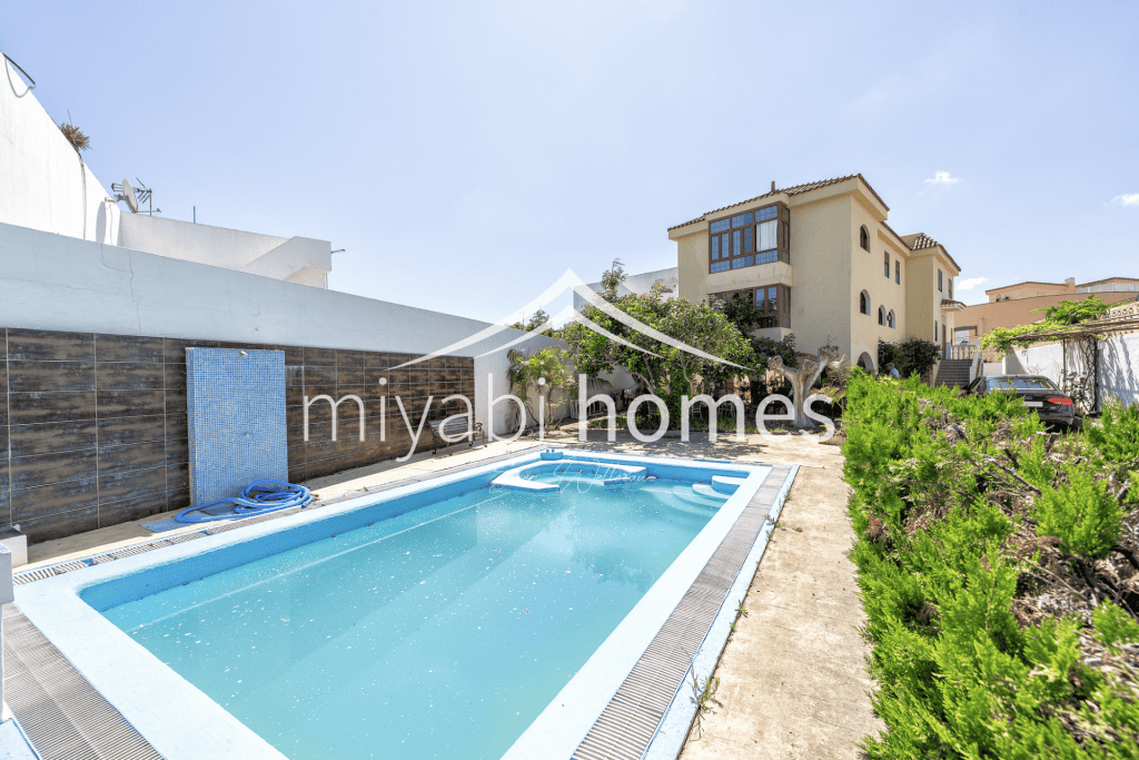 Privater Pool mit Blick auf Berge und Meer in Gran Canaria.