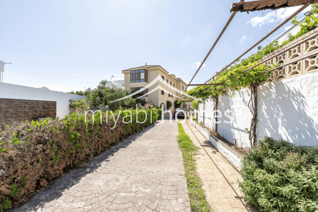 Gartenweg mit Pflanzen und Blick auf ein Haus in Gran Canaria.