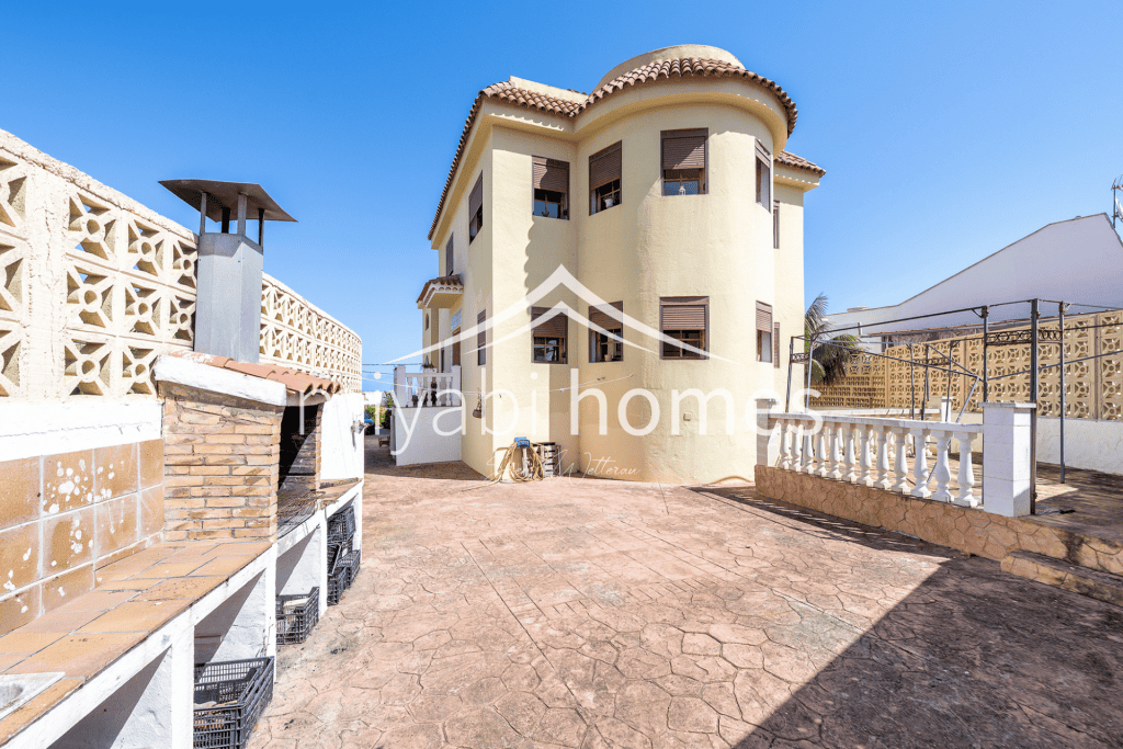 Modernes Haus mit Terrasse und Blick auf den Himmel in Gran Canaria.