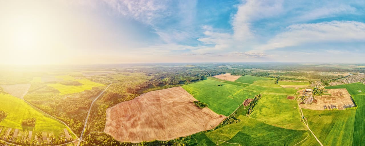 Paisaje aéreo de campos verdes y marrones