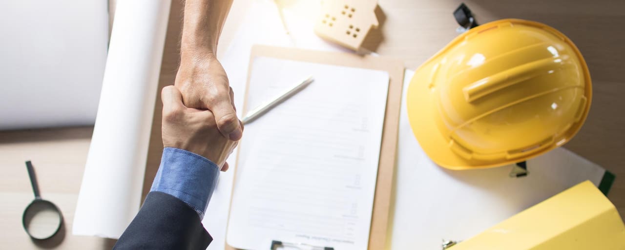 Apretones de manos en oficina de arquitectura