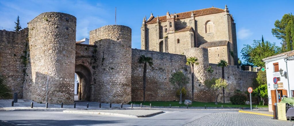 Murallas antiguas de piedra en la ciudad.