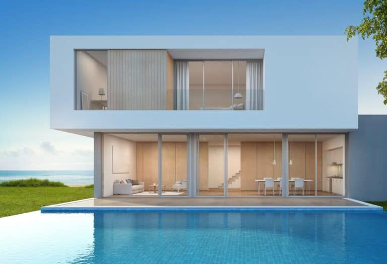 Casa moderna con piscina y vista al mar.