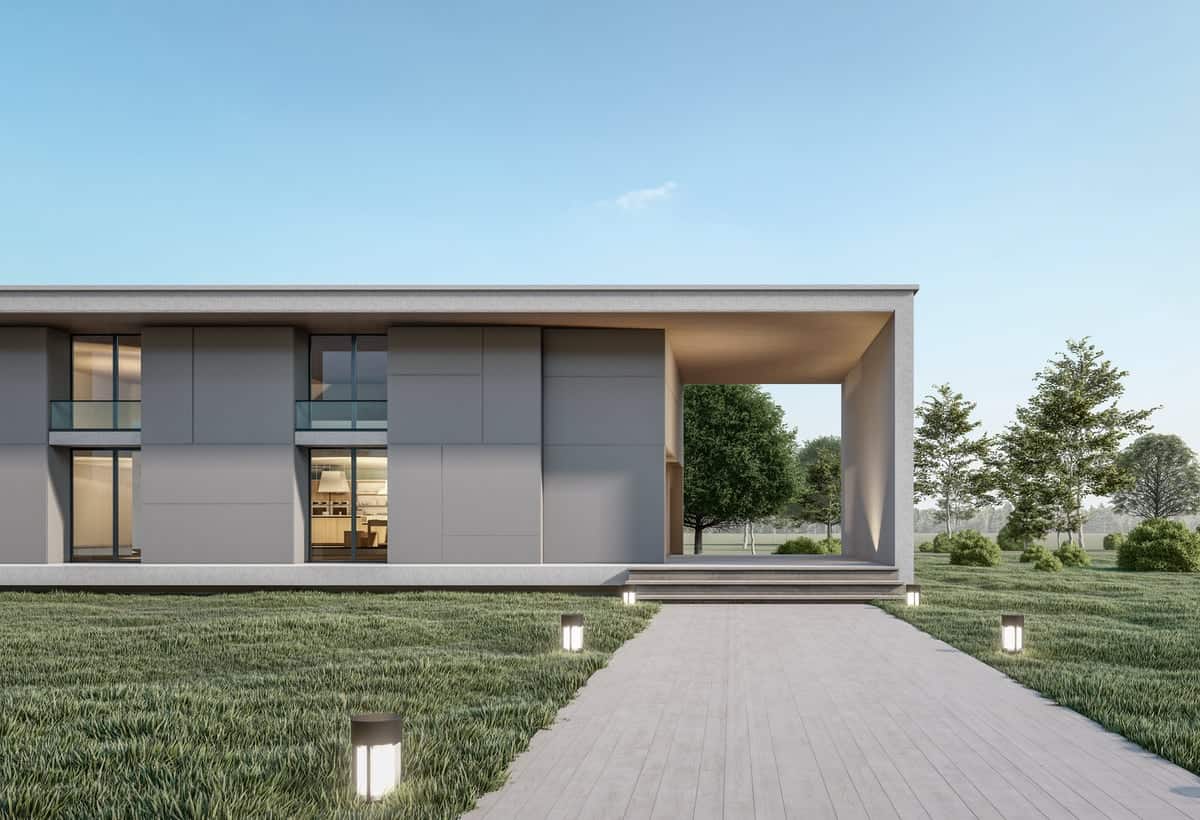 Moderno edificio con jardín y camino iluminado