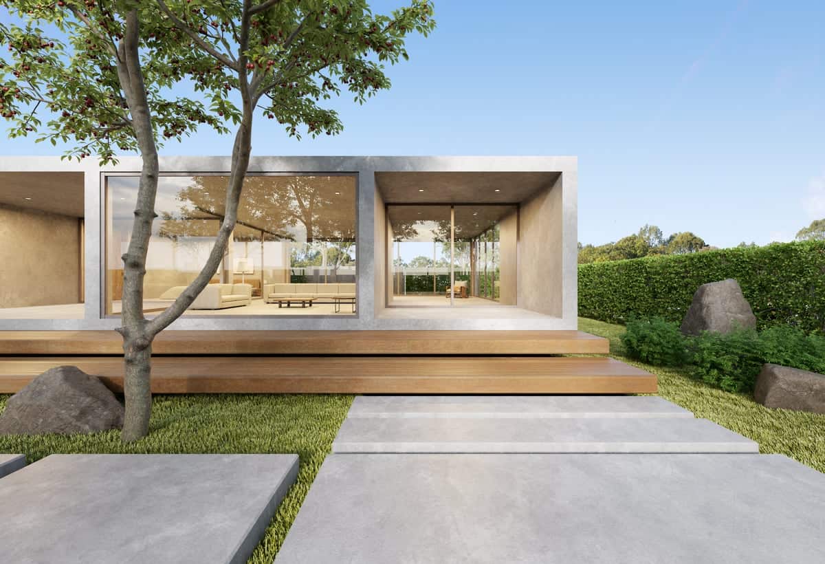 Casa moderna con grandes ventanales y jardín