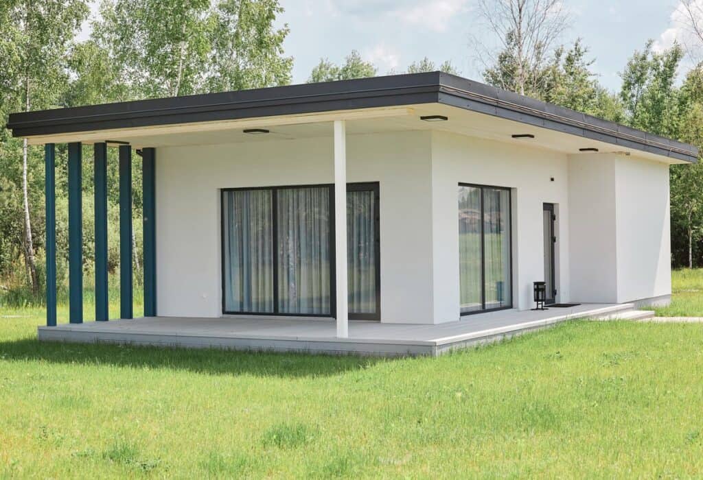 Casa moderna blanca en un campo verde