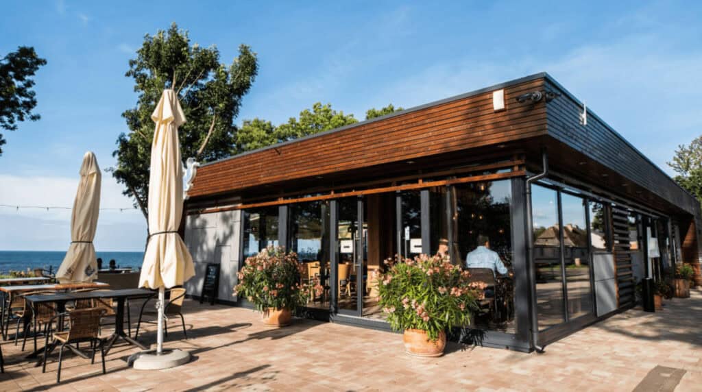 Terraza de cafetería moderna junto al mar