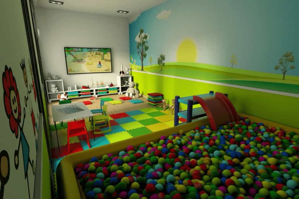 Sala de juegos infantil con piscina de bolas.