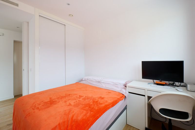 Habitación moderna con cama y escritorio