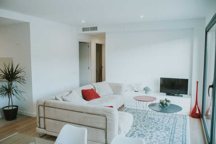 Sala moderna con sofá y televisor