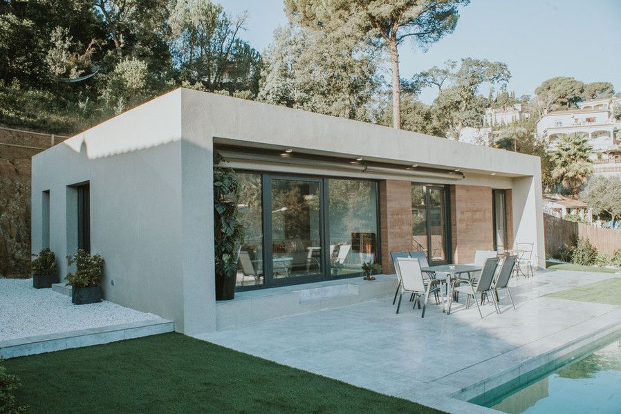 Casa moderna con terraza y jardín