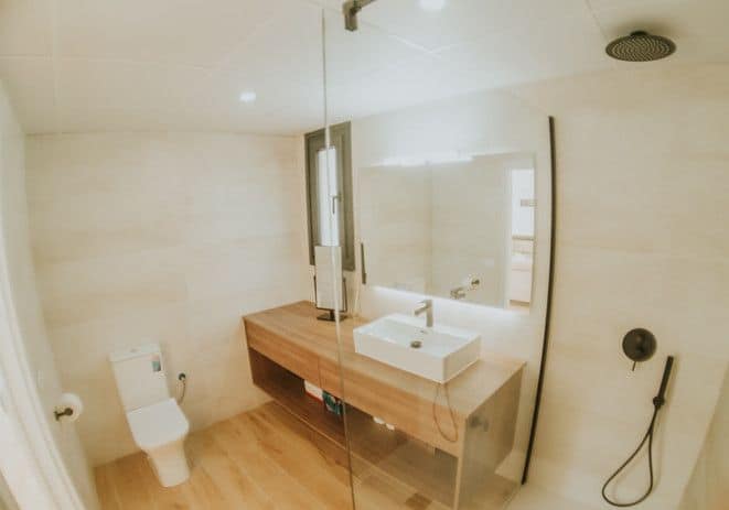 Baño moderno con ducha y lavabo minimalista