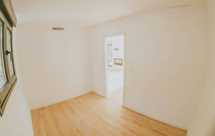 Habitación vacía con suelo de madera clara