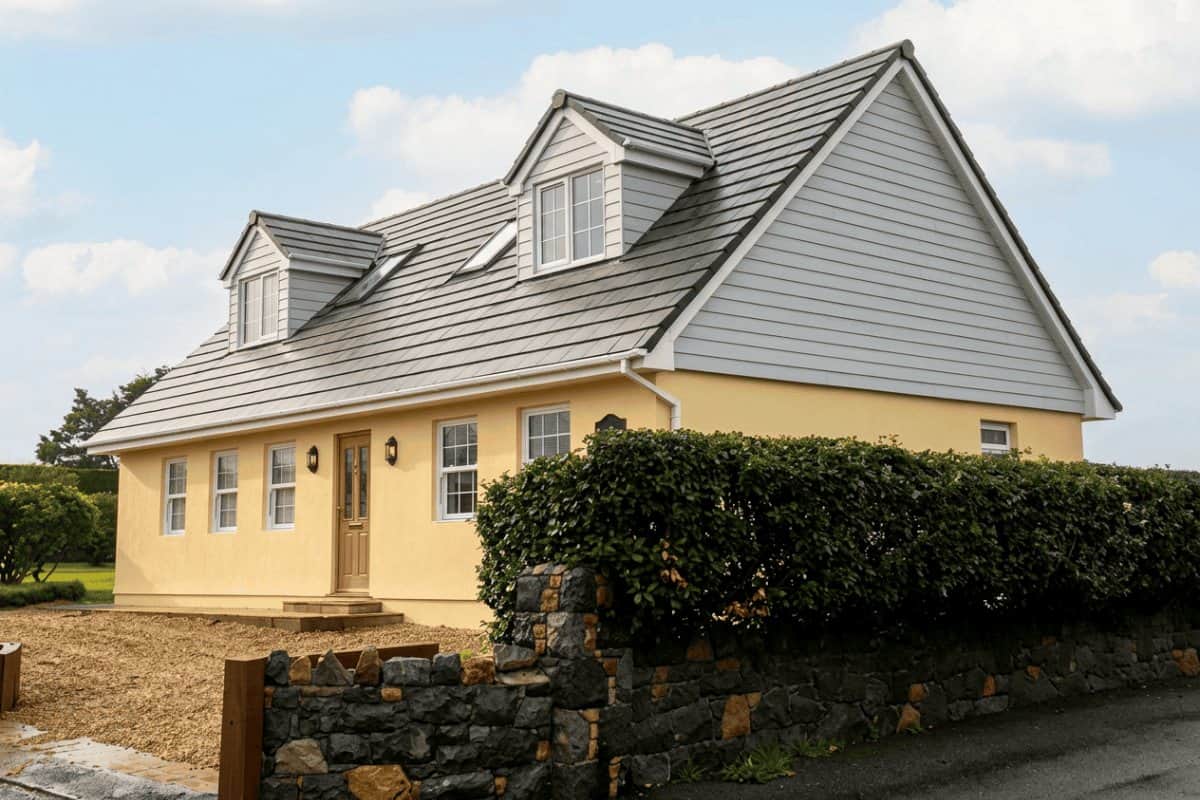 Guernsey: two rooms and two bathrooms with a Juliet balcony, after